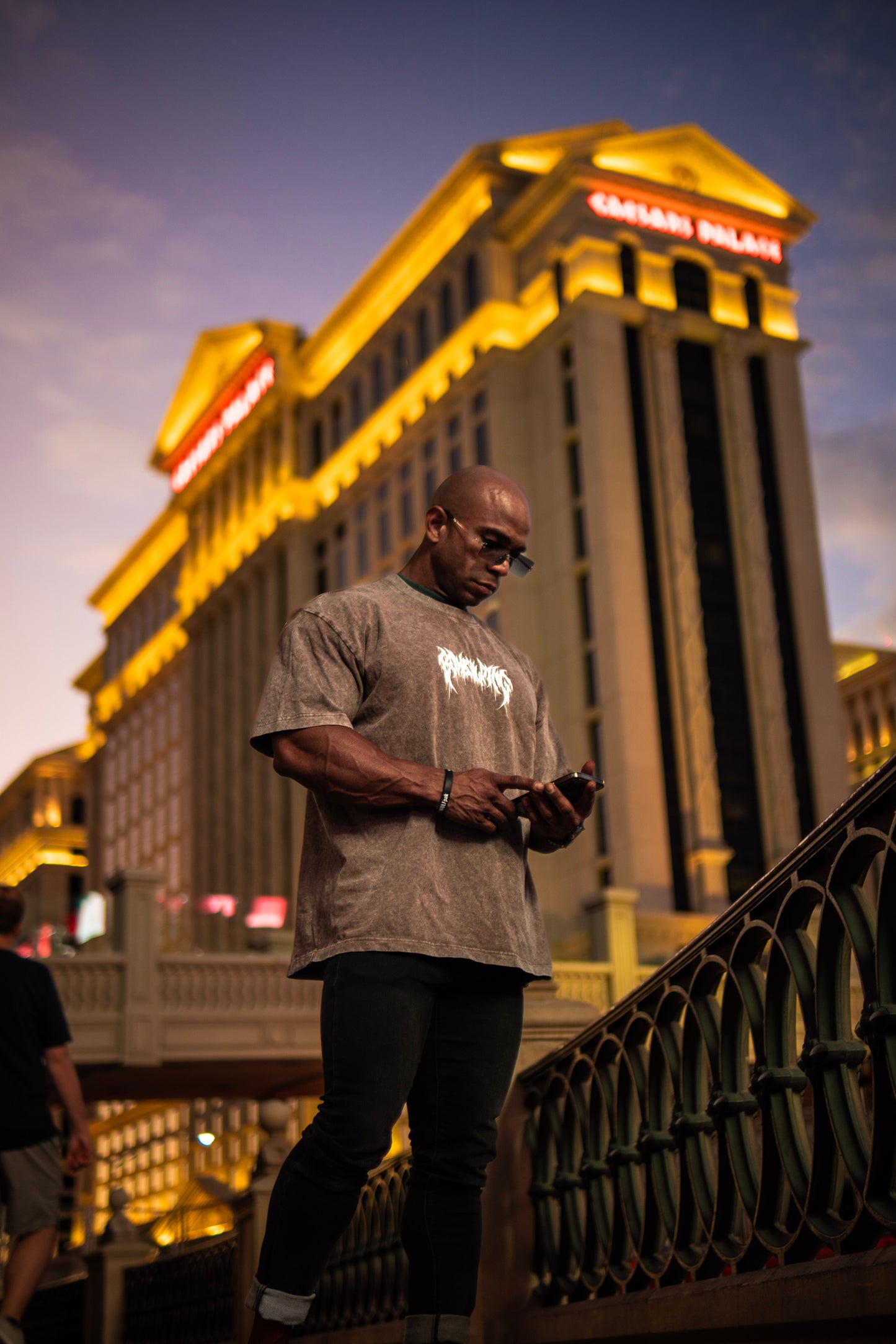 OVERSIZED TEE - SKULLS SHIELD - WASHED BROWN