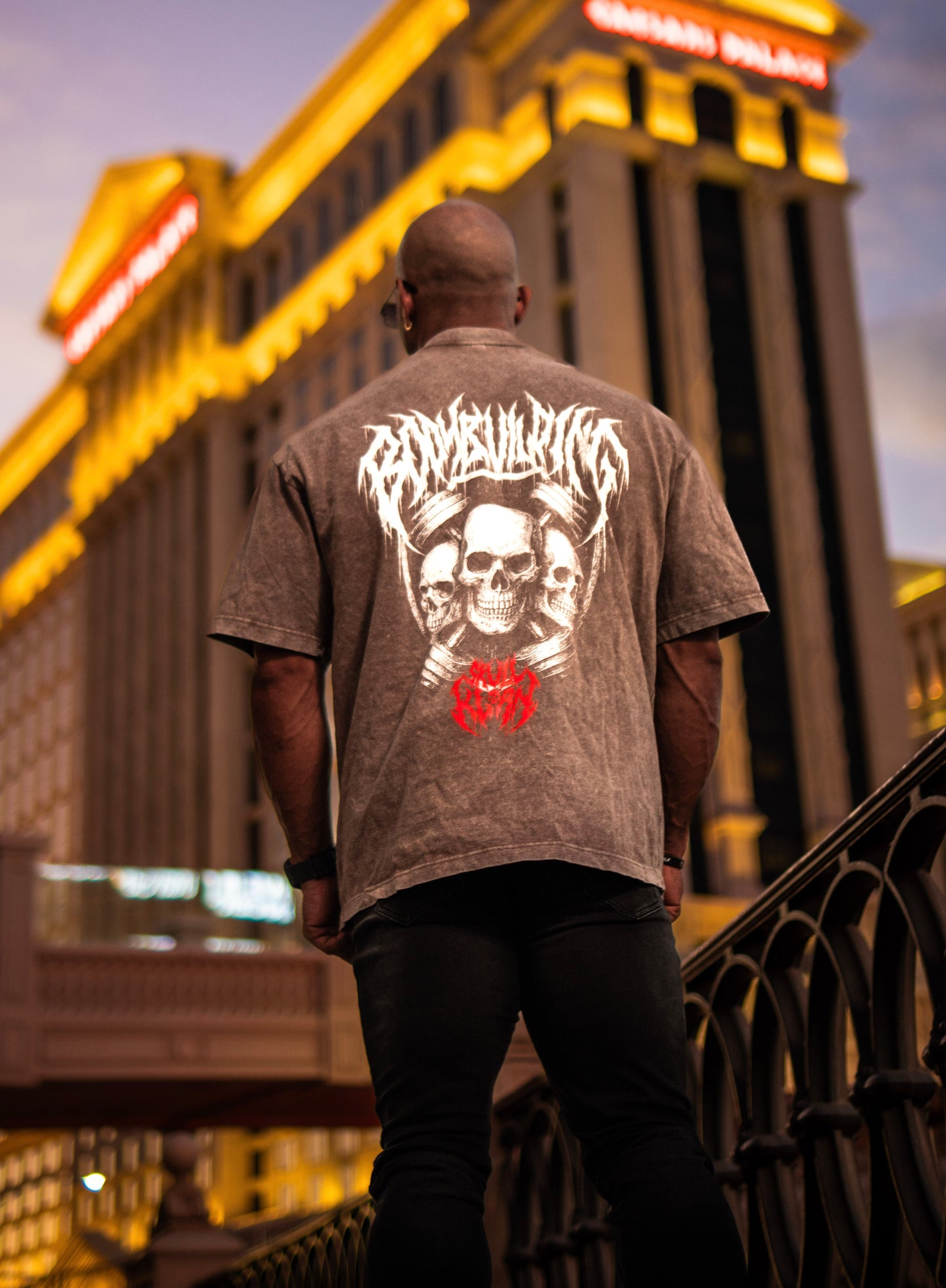 OVERSIZED TEE - SKULLS SHIELD - WASHED BROWN